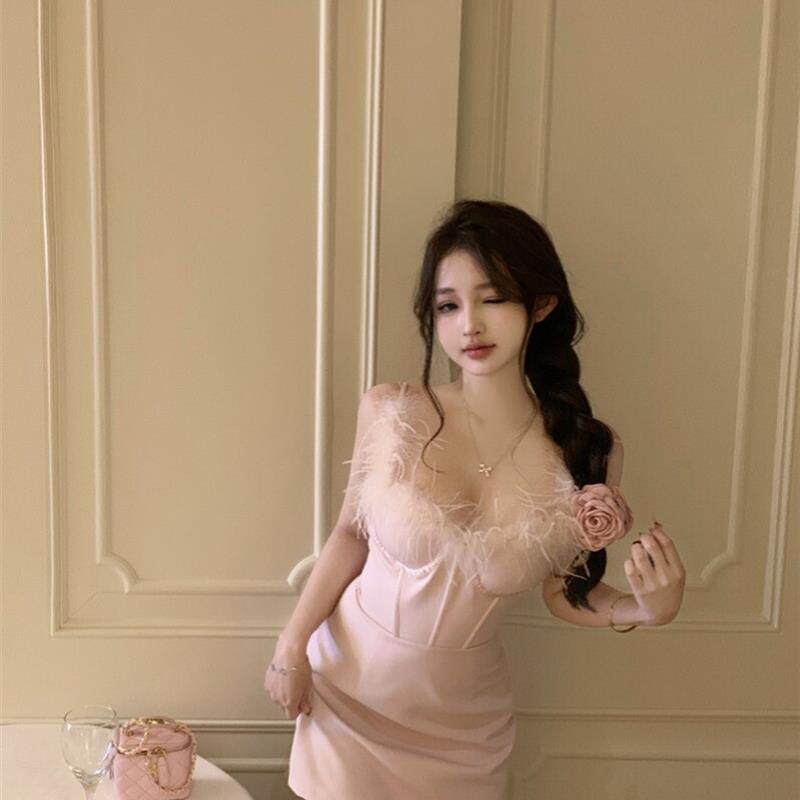 气氛粉色羽毛吊带连衣裙女2025夏装新款法式小众超仙鱼骨修身短裙