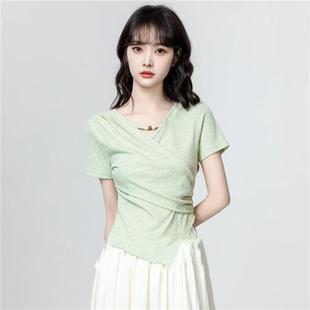 绿色交叉V领短袖 不规则收腰显瘦正肩体恤短上衣 T恤女夏季 2025新款