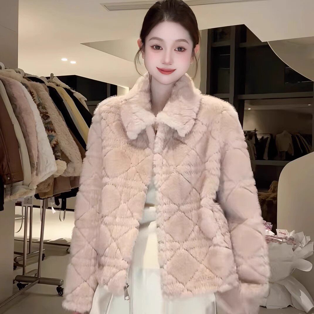 粉色菱格皮毛一体翻领外套女冬