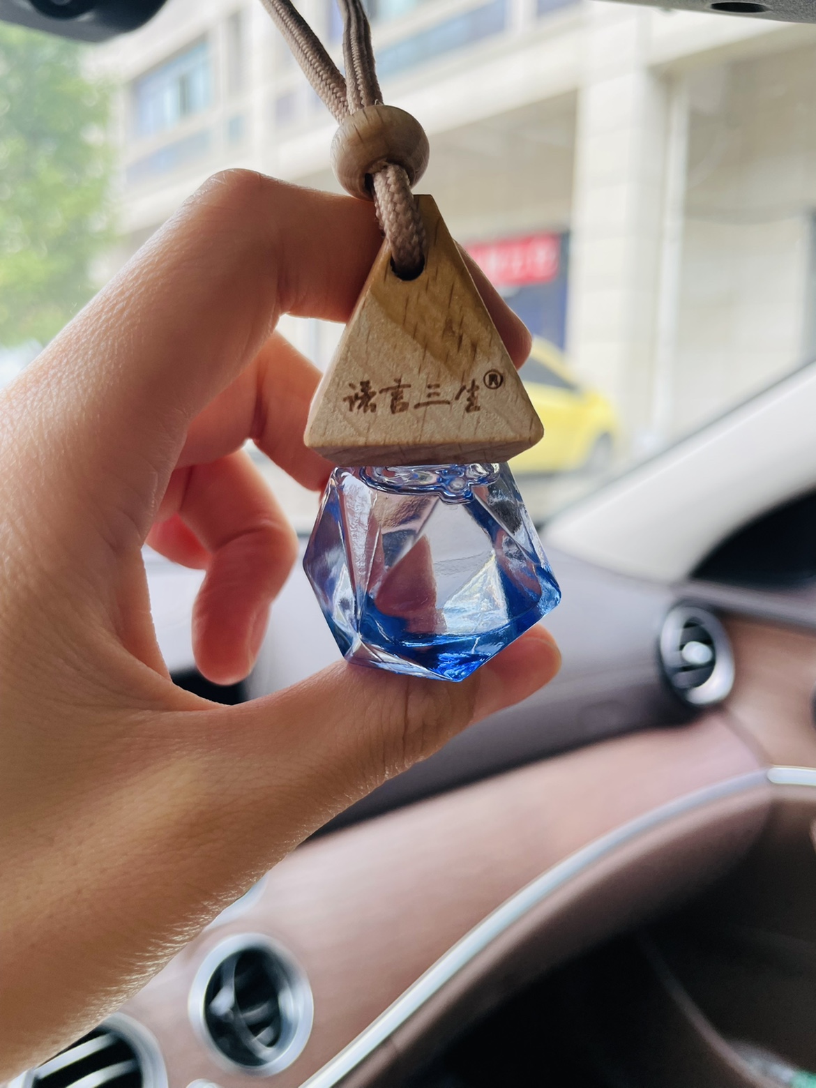 诺言三生车载香薰栀子花味小巧便捷车内持久留香清新空气古龙挂件