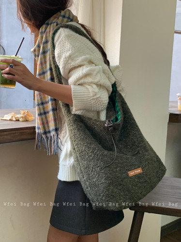 秋冬韩系复古毛呢包女毛绒水桶包