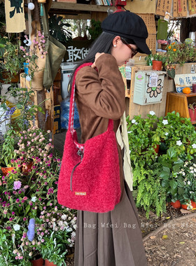 Wfei红色包包秋冬新款软糯毛绒水桶包氛围感单肩包大容量双面布袋