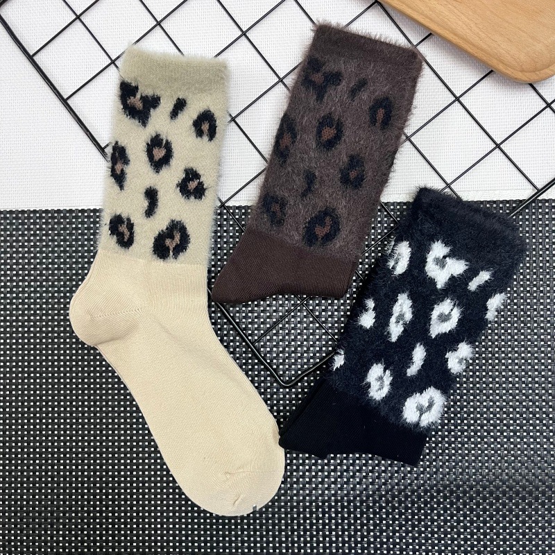 26秋冬新款欧货袜子女仿水貂绒豹纹羽毛纱毛绒保暖潮袜堆堆中筒袜