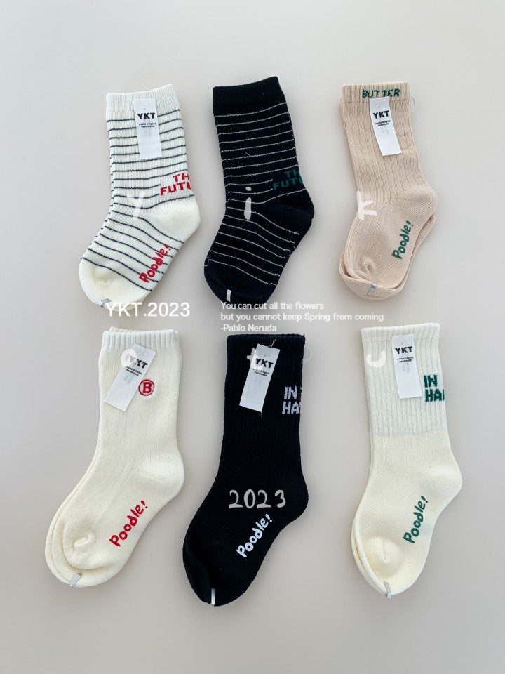 YIkatu伊卡兔秋冬新款儿童袜子韩版黑白条纹字母中性款中筒袜