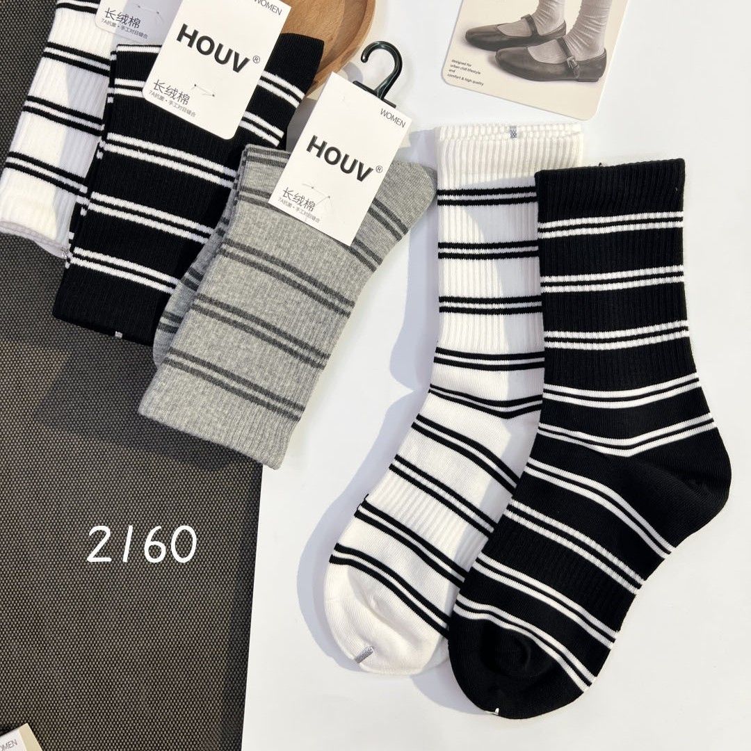 现货批发 HOUV中筒袜子秋冬字母纯色黑白潮袜鲨鱼裤高筒女士棉袜
