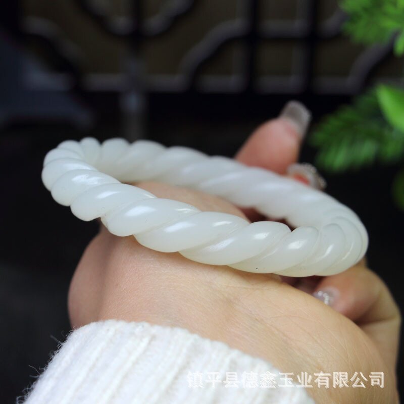 外蒙料青白玉手镯羊脂白圆条雕花玉镯粗圆美人镯 外蒙料手镯工厂