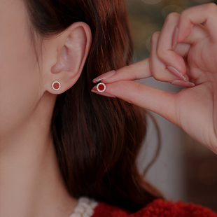 小圆饼精致耳钉冬季耳饰2026高级感新年红色耳环女本命年过年耳饰