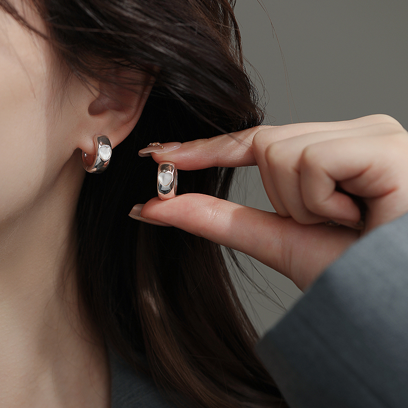 饰悟银饰气质轻奢爱心贝母耳扣女