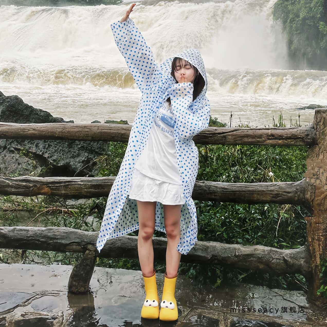 波点雨衣演唱会音乐节户外登山雨披旅行便携外穿加厚全身暴雨防水
