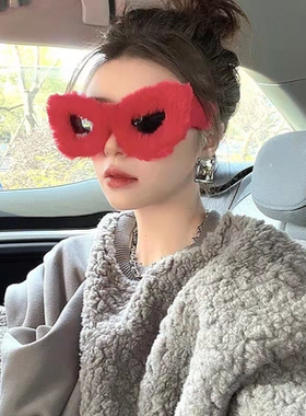 痞幼同款毛绒眼镜个性搞怪冬天摆拍太阳镜欧美红色三角猫眼墨镜女