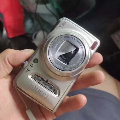 议价富士f605exr 瑕疵机 叶片合拢 镜头有灰放大一个细微