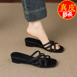 品牌法式编织坡跟拖鞋女2026新款夏方头交叉带厚底不累脚一字拖鞋
