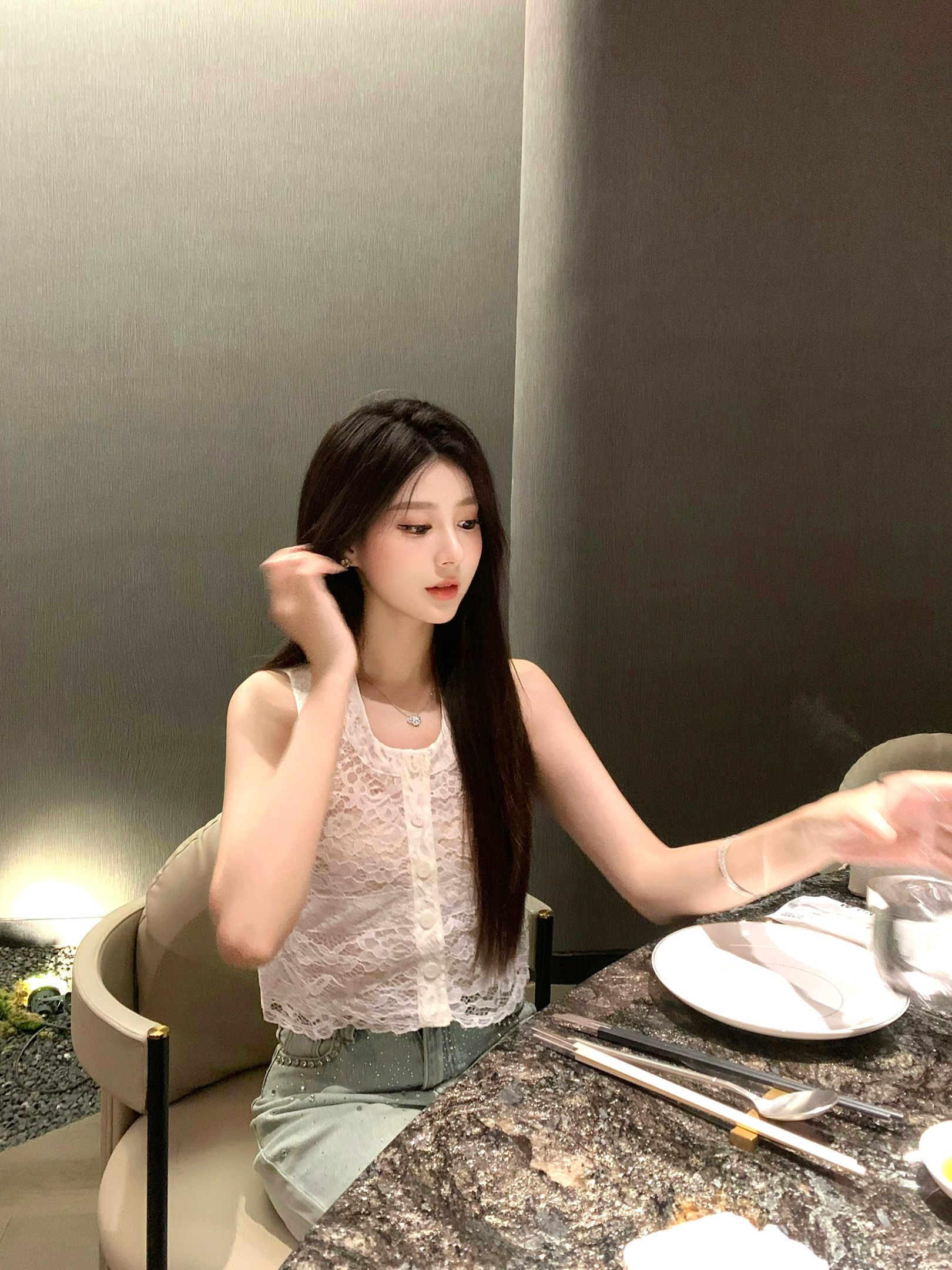 清冷感蕾丝微透无袖背心HiMilla