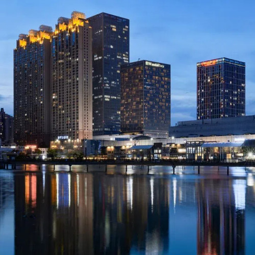 【位置优越】位于中心商务区，毗邻万达广场 【设施完善】每间客房均配备万达文华之床&rdquo;及&ldquo;妙梦&rdquo;系列 【超长有效期】使用有效期至2025年12月30日 【官方保障】花呗囤货，不用可退，到期不用自动退