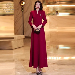 凰都夫人酒红色V领连衣裙2025年秋日新装婚宴装高端气质收腰A字裙