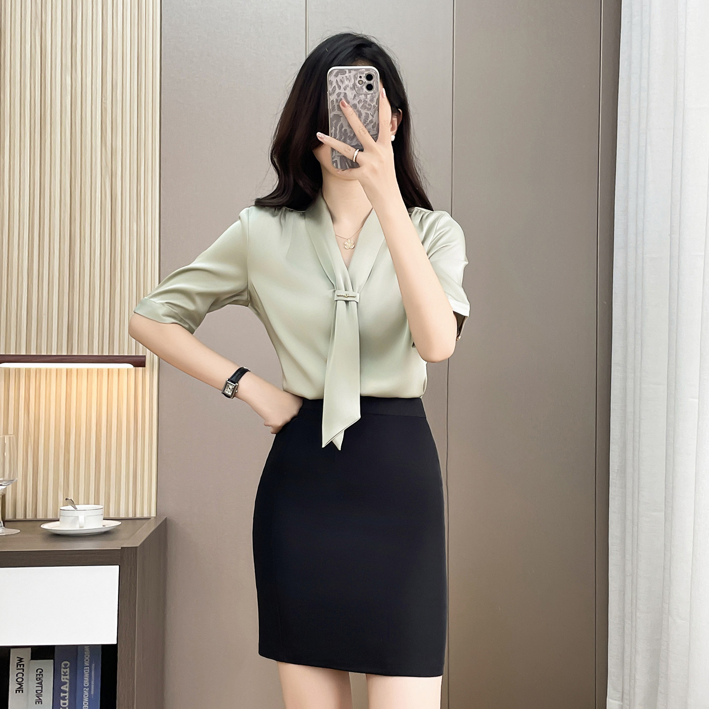 绿色短袖缎面衬衫女夏2026新款高级感设计感飘带衬衫面试套装