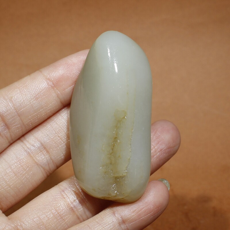 油润细腻新疆和田玉青白玉籽料