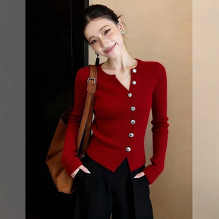 2026年春季新款女装高级感气质显瘦不规则斜领红色针织衫套装裤冬