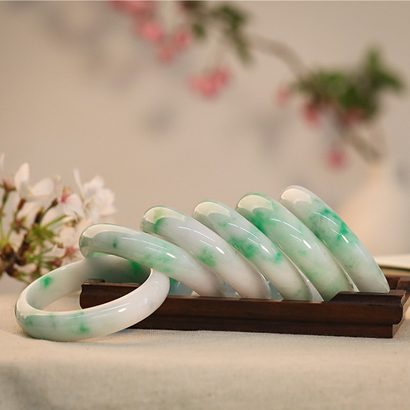 羊子珠宝 春风复多情 吹我罗裳开 老坑冰糯白底青翡翠美人镯手镯