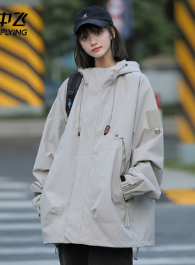 雪中飞SNOWFLYING宽松连帽夹克户外休闲风长袖拉链宽松型外套