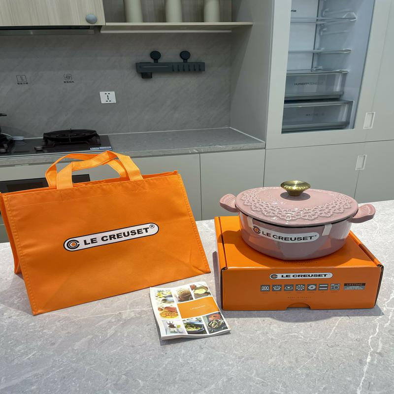 法国Le心形浮雕铸铁炖锅耐高温