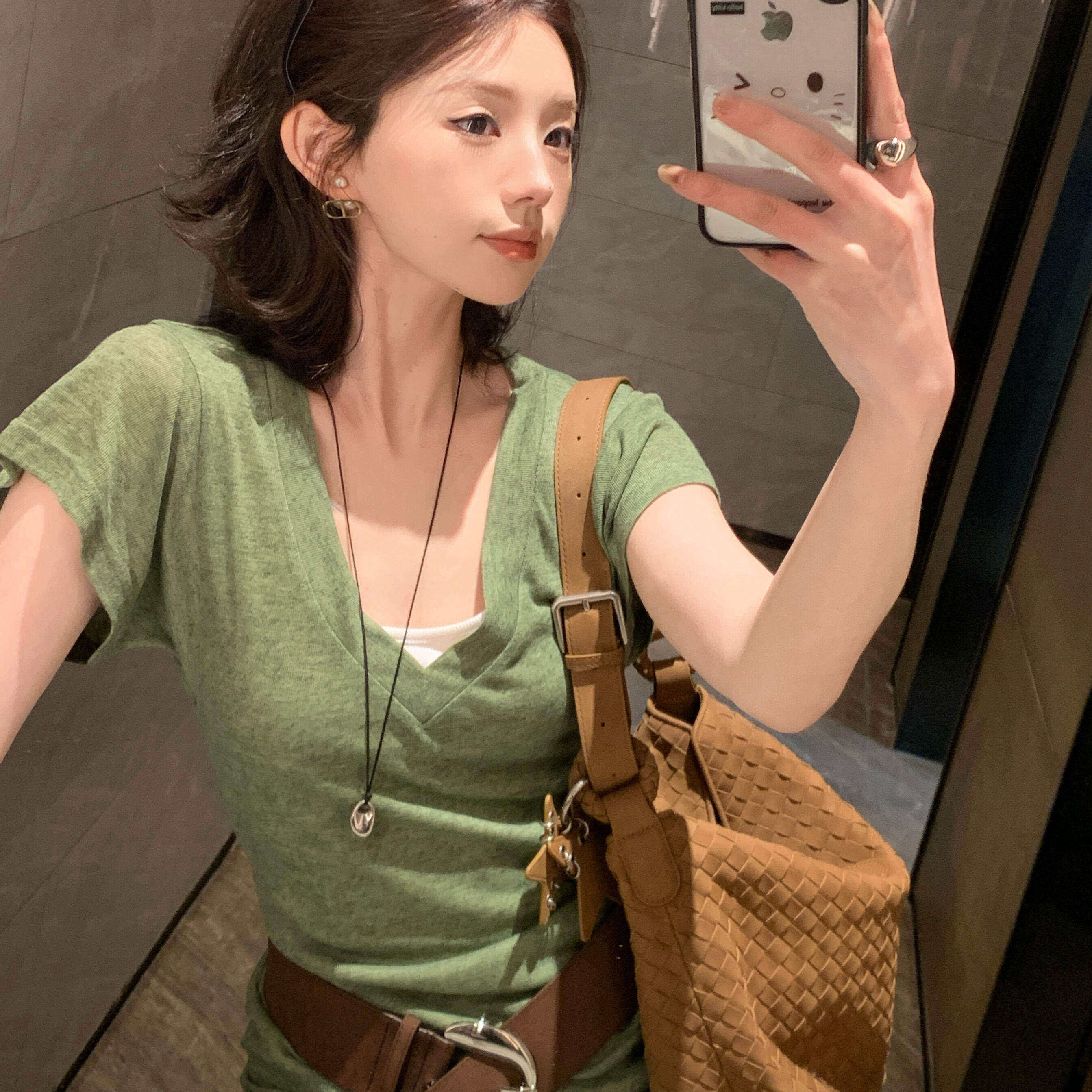 苔绿色蝙蝠袖低V领薄款短