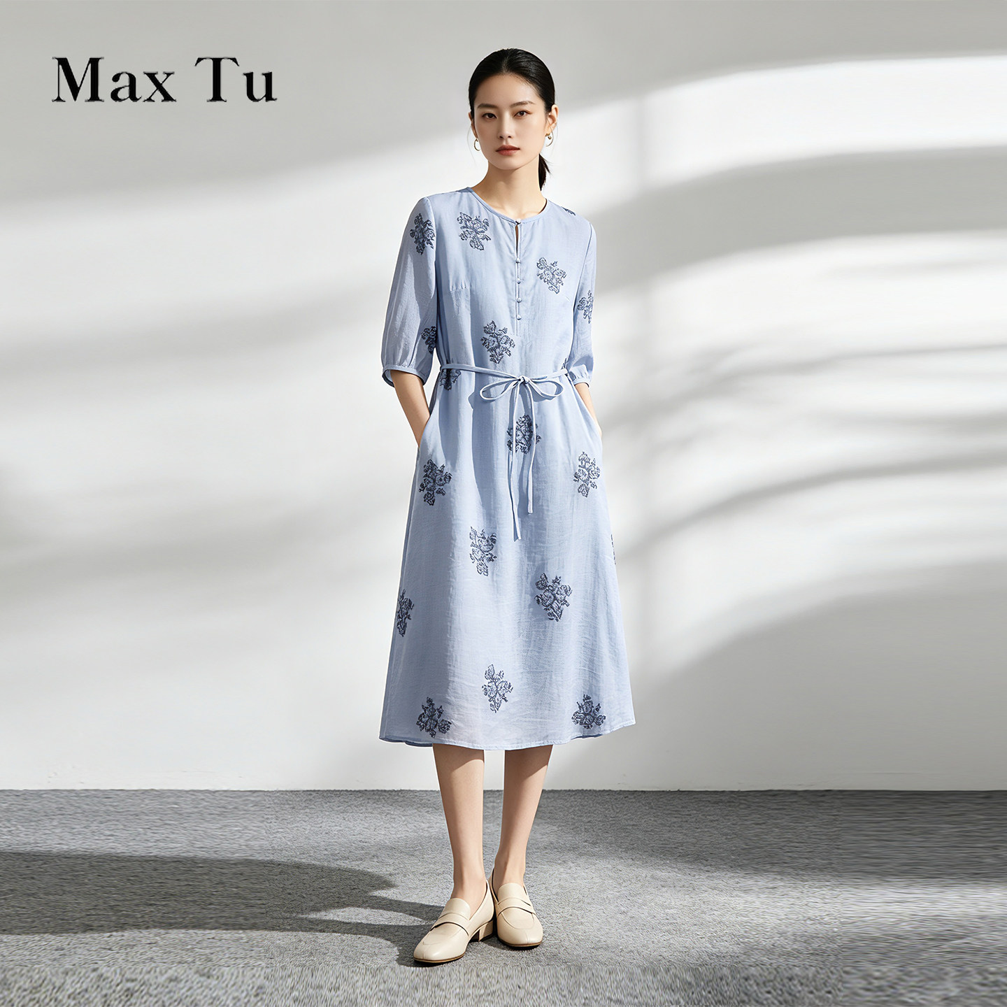 Max Tu女装2026夏文艺刺绣印花苎麻连衣裙宽松系带收腰休闲中长裙