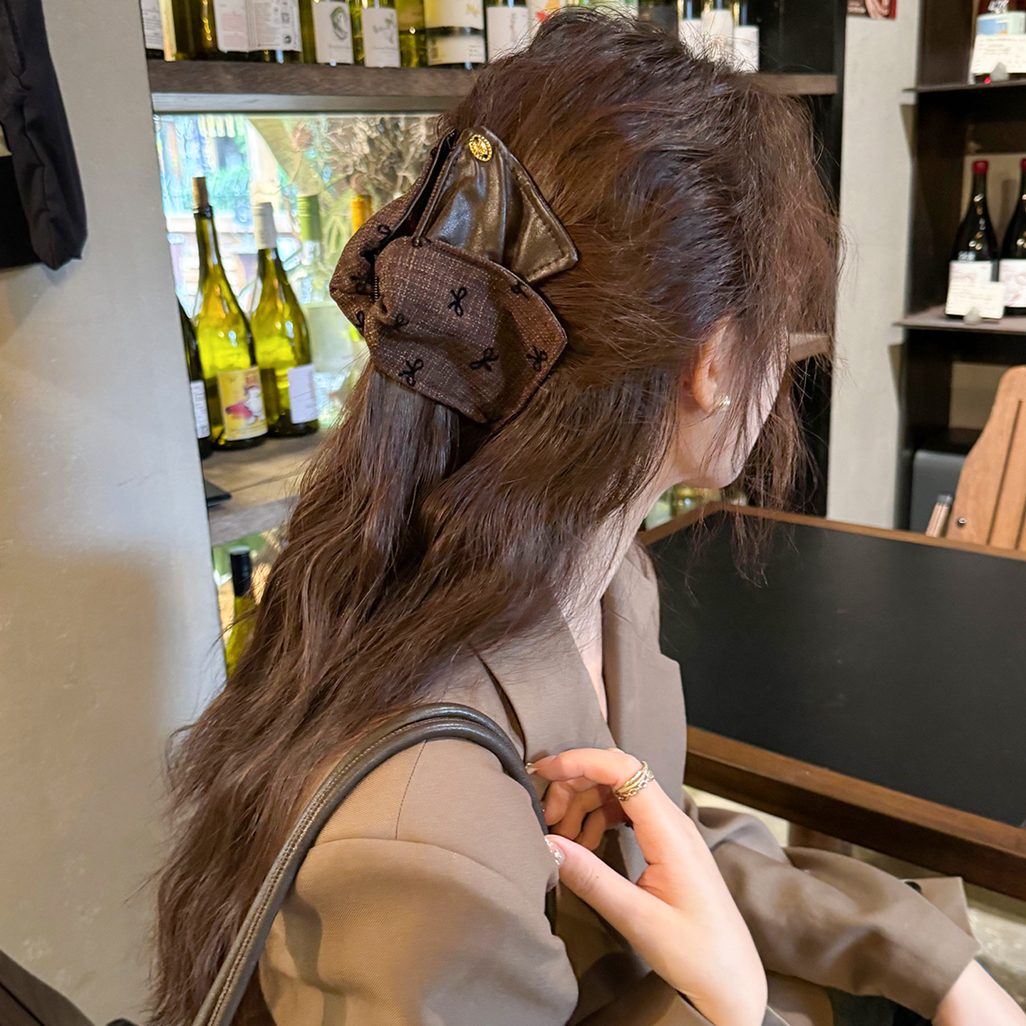 法式洋气皮质蝴蝶结抓夹女秋冬新款棕色贝壳三角鲨鱼夹赫本风发卡