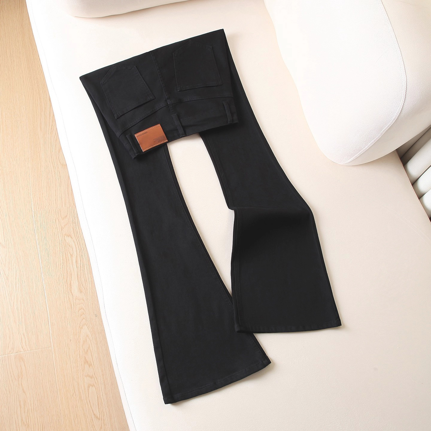 黑色紧身微喇叭牛仔裤女2025新款