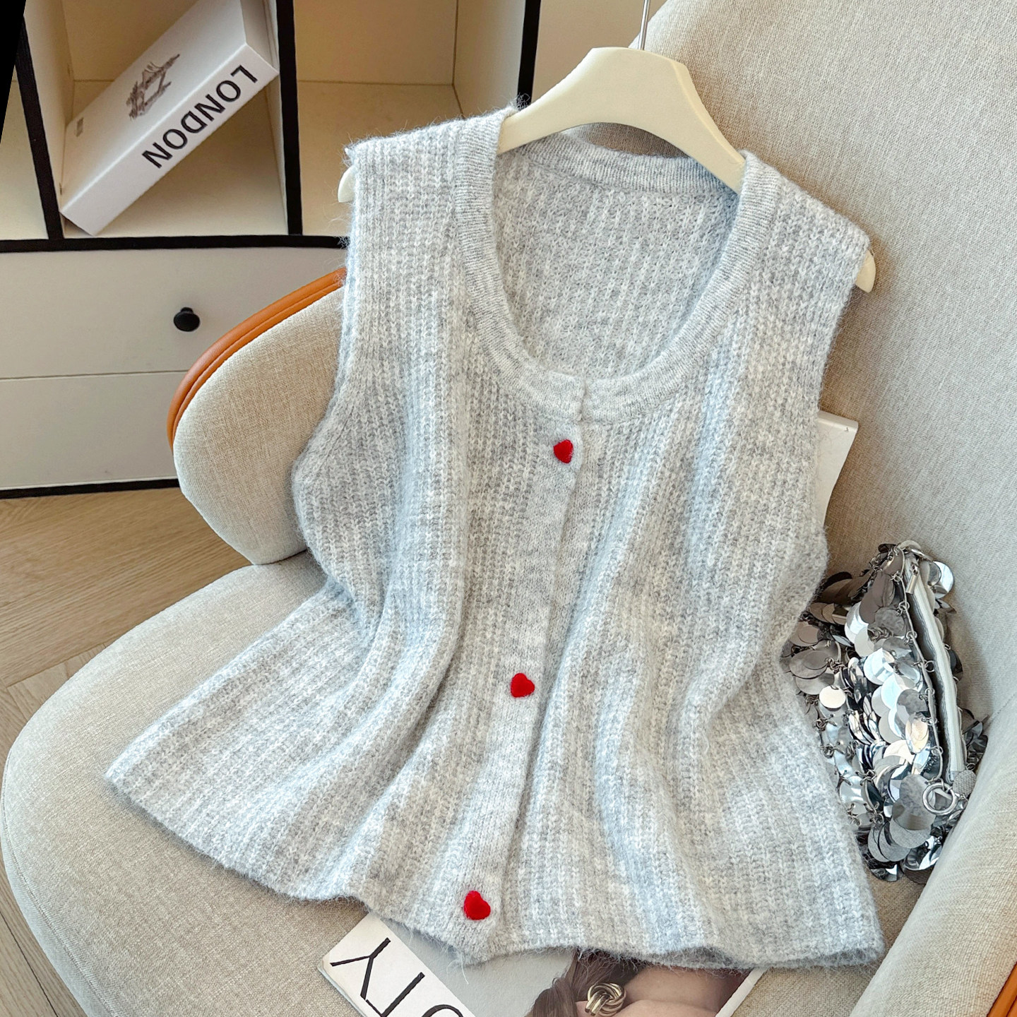小清新甜美爱心扣开衫马甲女2025年秋冬新款休闲百搭叠穿毛衣坎肩,女装/女士精品,毛针织衫,淘宝优惠券,粉丝福利购,淘宝优惠卷