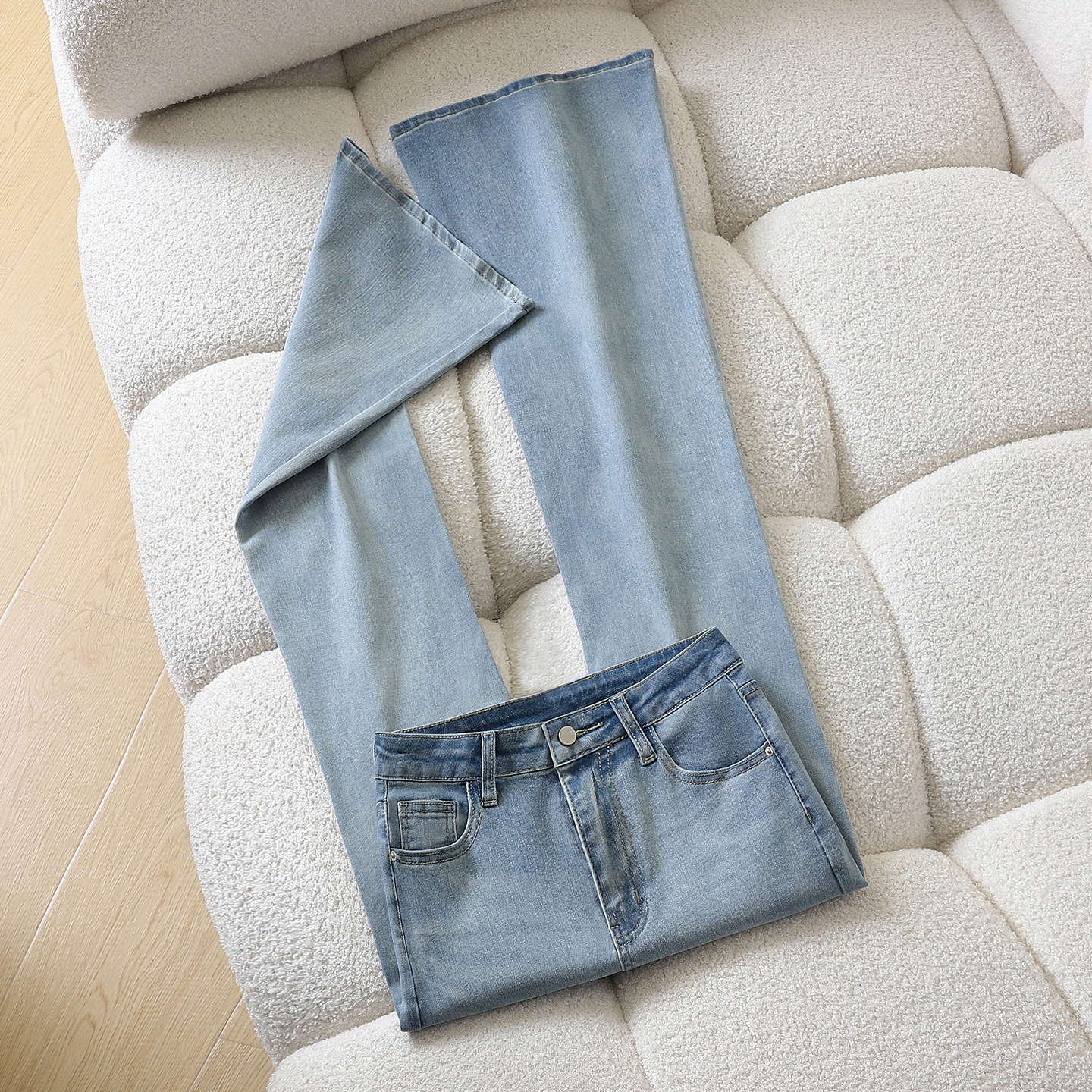 浅蓝色不贴腿微喇牛仔裤女2025