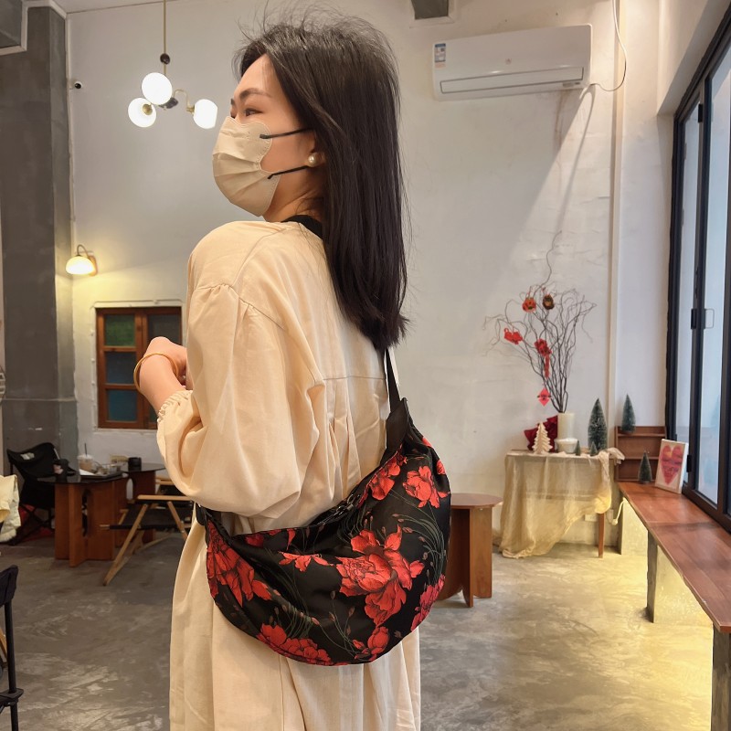 饺子包女2025新款尼龙女包斜挎包单肩提花帆布包时尚百搭小包包