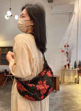饺子包女2026新款尼龙女包斜挎包单肩提花帆布包时尚百搭小包包