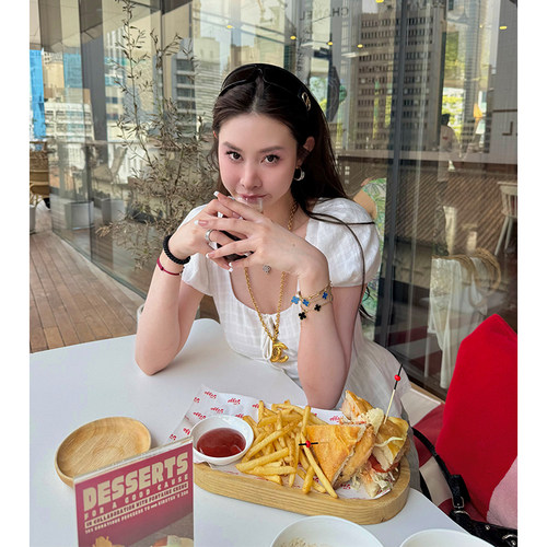 白色系带暗格纹娃娃衫女夏季上衣