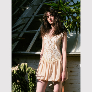 重工蕾丝拼接v领无袖 TOP家 浪漫复古 法式 花苞连衣裙 心动信号