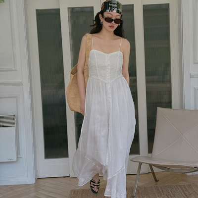TOP家 裙摆叙事 法式复古重工绣花亚麻飘逸层次细吊带白色连衣裙