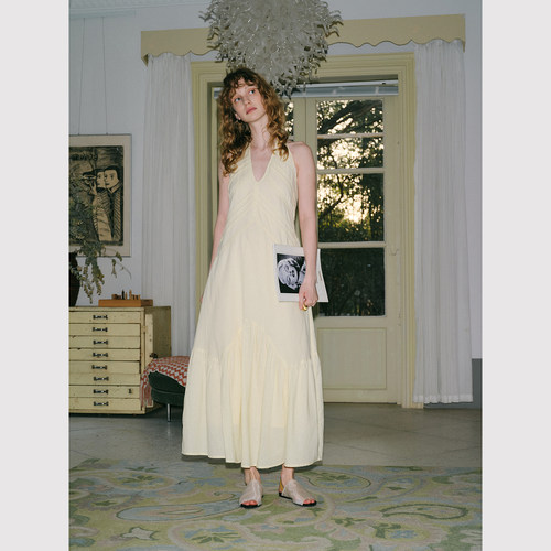 收腰大裙摆度假风挂脖连衣裙浪漫