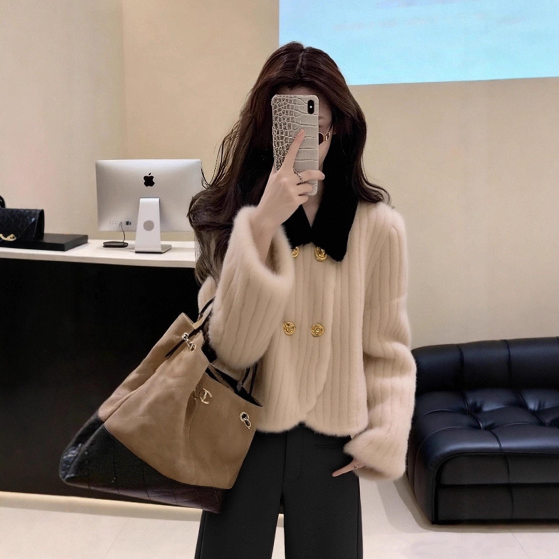 现货 2025秋冬新款小个子感独特气质名媛小香风杏色毛绒外套