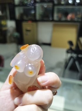 包邮天然马达加斯加玛瑙白冰透俏色雕刻美女手把件贵美人玉髓手玩
