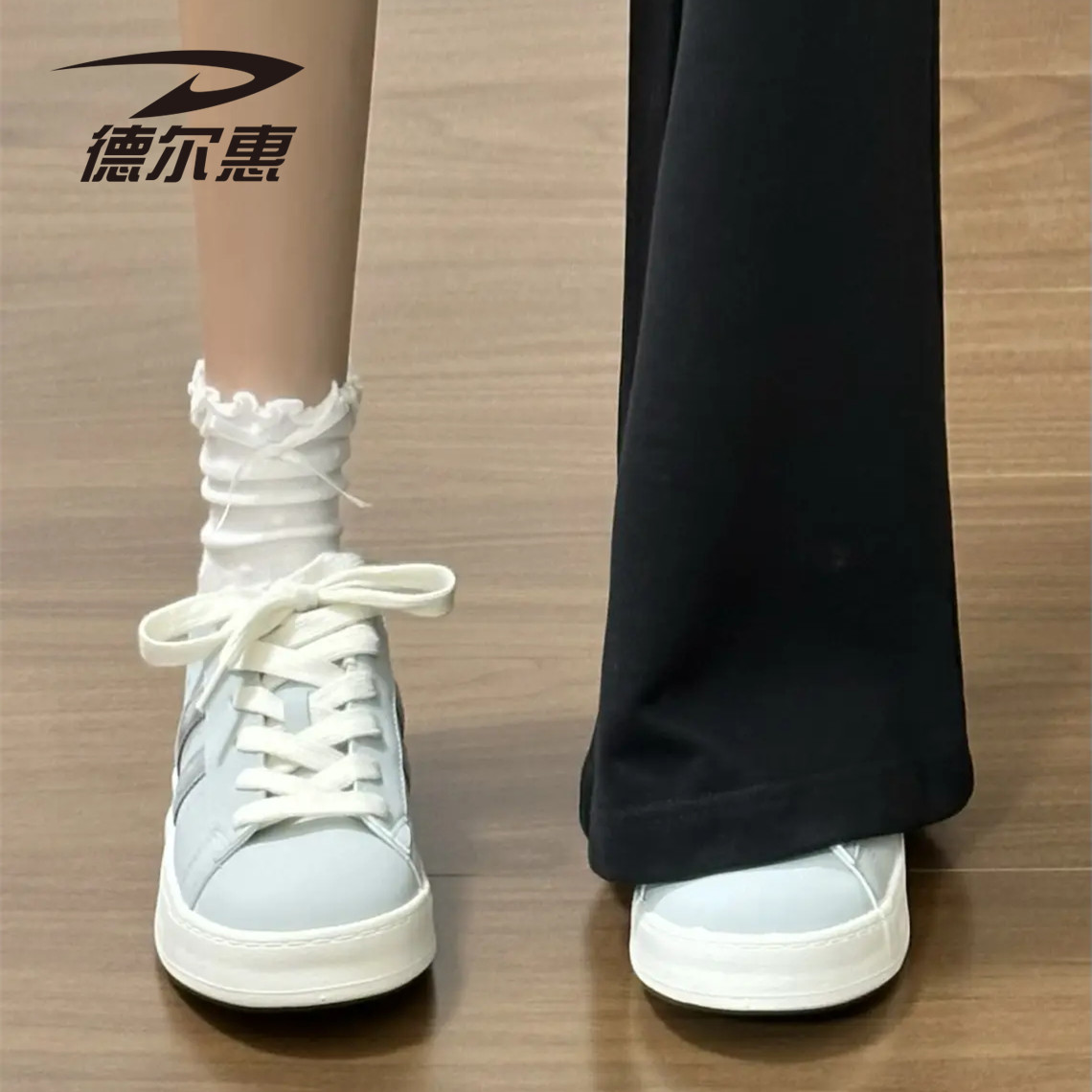 德尔惠2026春季雾霾蓝休闲板鞋女两条杠小众设计感学生小白鞋女鞋