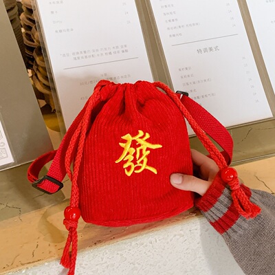 儿童新年福袋斜挎包宝宝拜年包红色灯芯绒零钱包刺绣小包