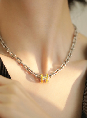 h小蛮腰金银拼色唐草纹路路通吊坠女小众设计时尚感项坠配饰包邮