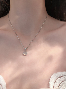 白玉髓圆形吊坠项链设计感