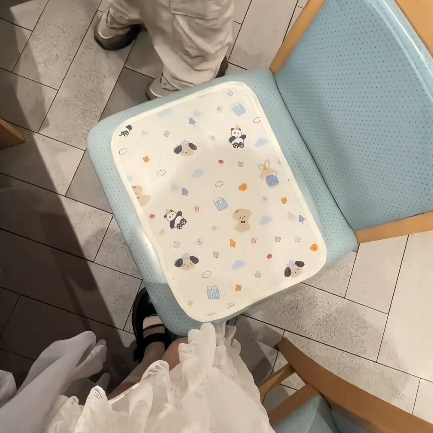 外出便携坐垫女生穿短裙随身携带隔脏垫公共座椅防脏垫可折叠椅垫