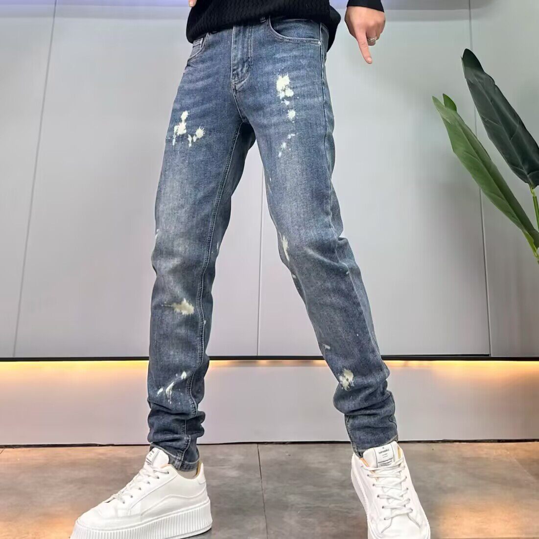 设计款泼墨印花蓝色牛仔裤男修身
