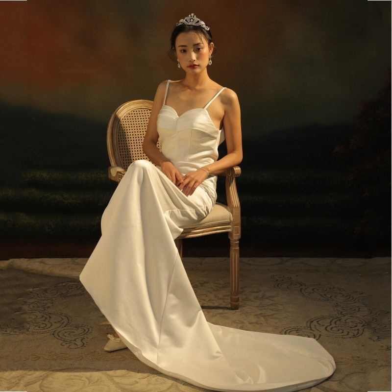 简约缎面旅拍轻婚纱新娘外景出门纱鱼尾露背吊带蝴蝶结小拖尾礼服