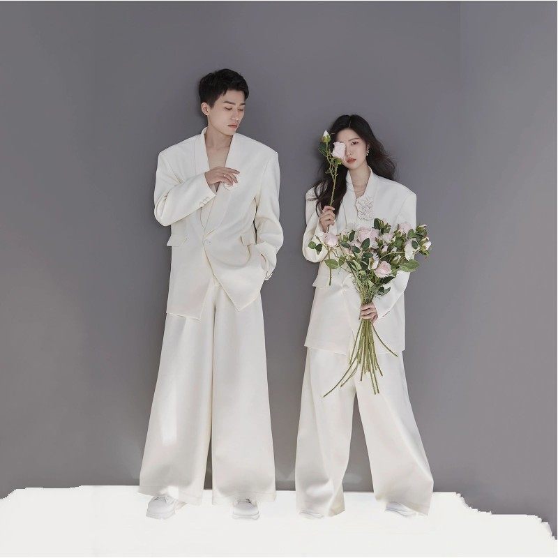 影楼新款情侣主题拍照简约白色西服情侣写真杂志旅拍个性艺术摄影