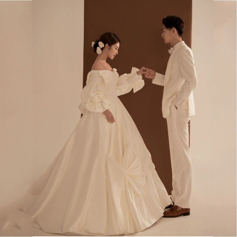 展会新款影楼高定情侣主题服装拍照摄影婚纱韩版公主白色缎面礼服