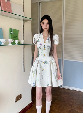有里布法式V领气质甜美短裙2025夏季碎花设计感短款连衣裙D2139A