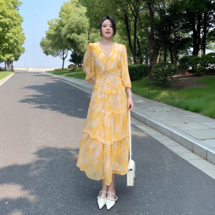 D1544B 高端气质V领黄色印花度假连衣裙女装 有里布2025新款 夏季